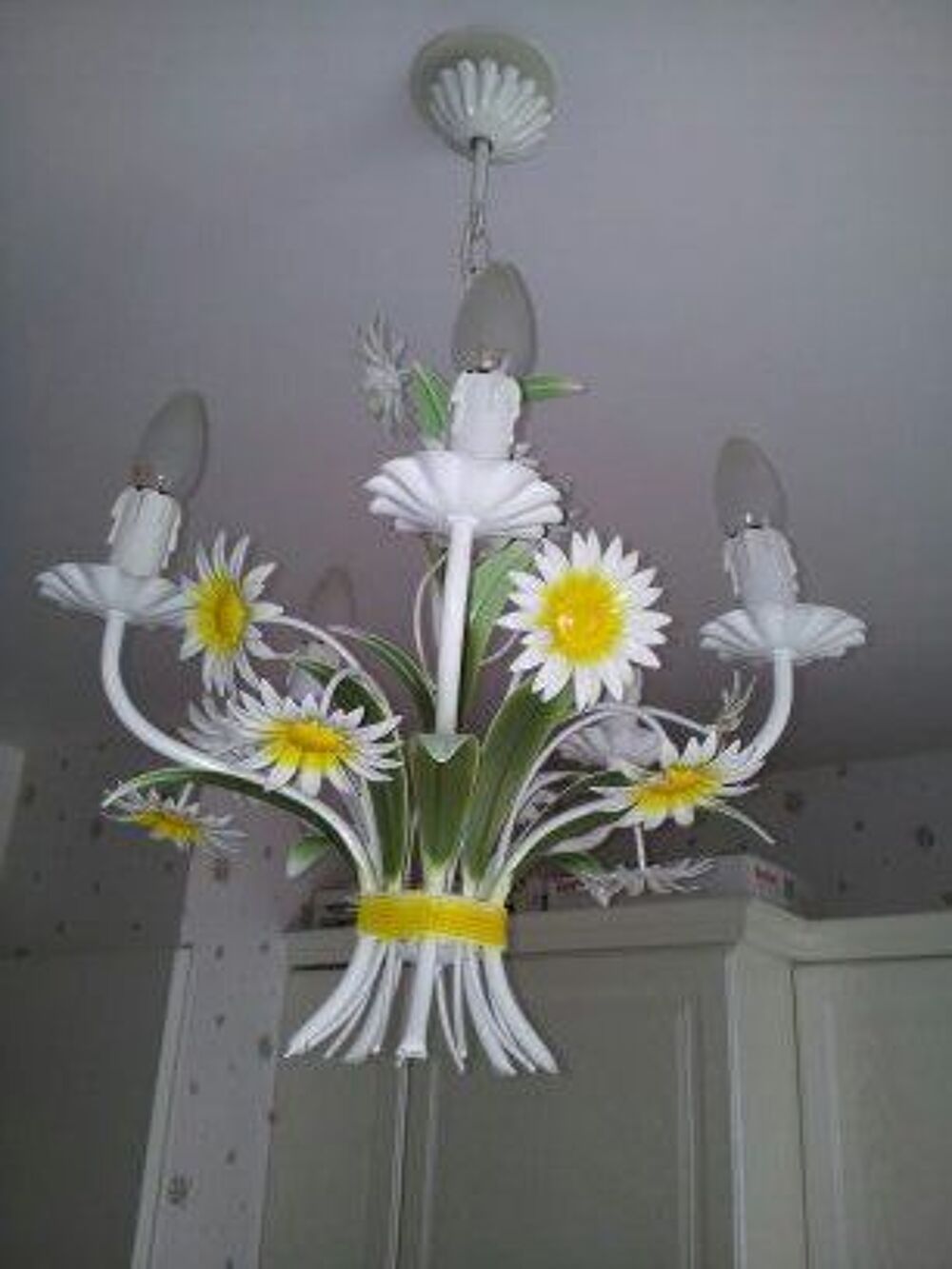 Lustre en m&eacute;tal blanc motifs floraux jaunes et verts Décoration