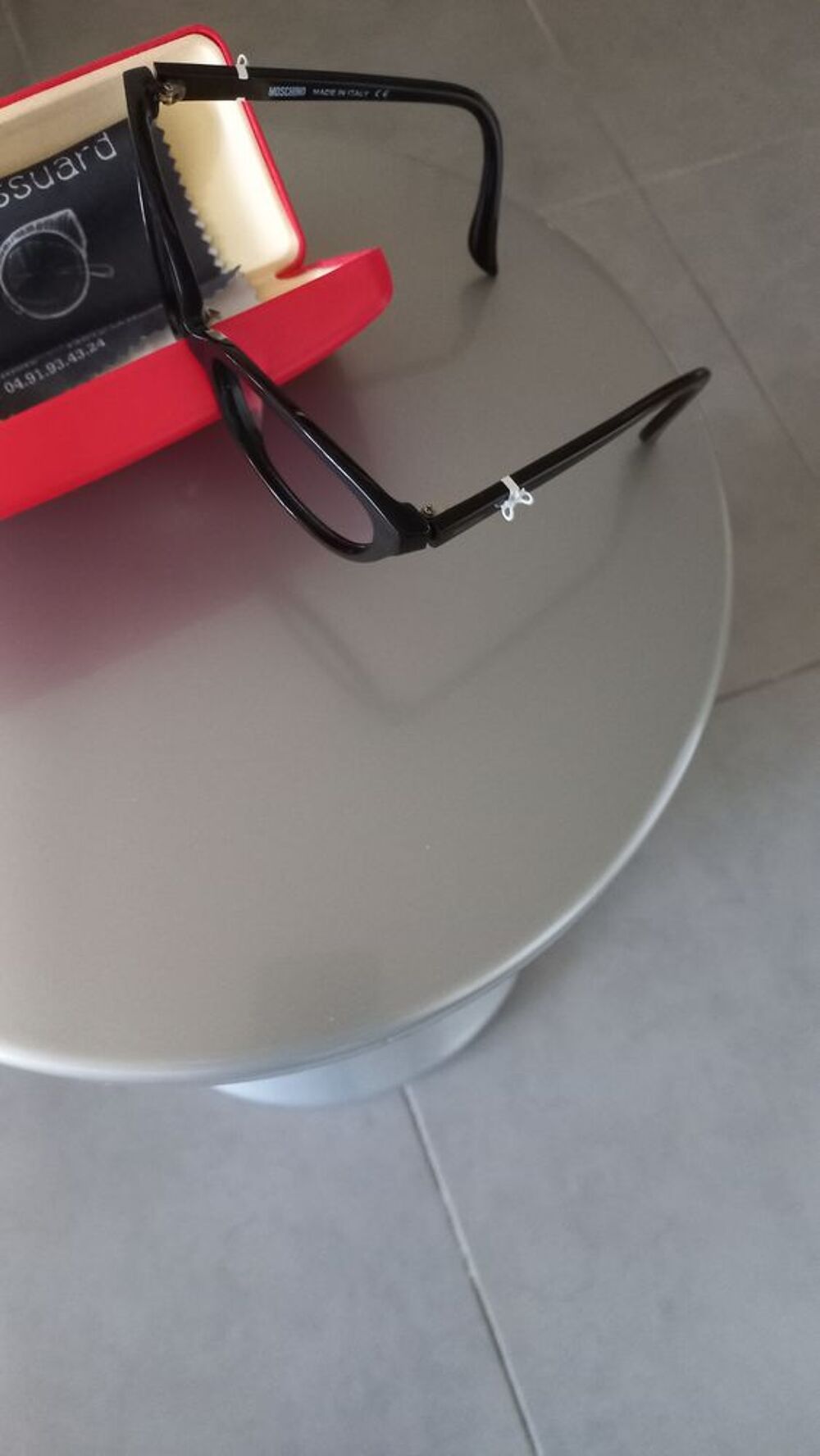 Superbe monture de lunette
Noire
Marque Moschino Bijoux et montres