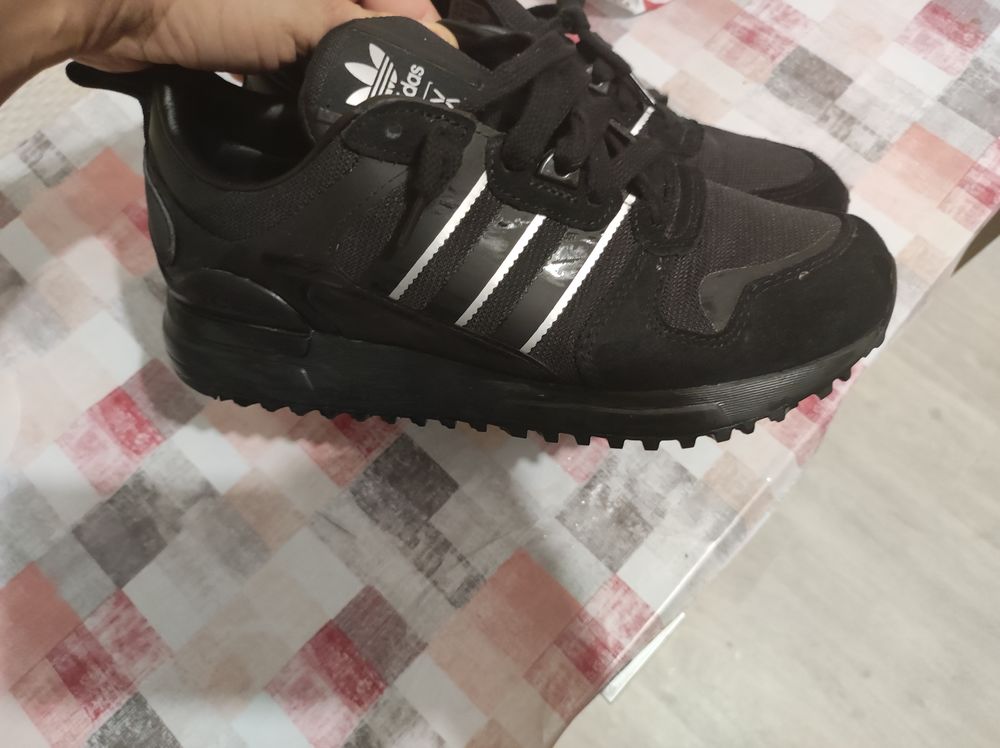 Je une paire de baskets adidas au prix de 45 € presque Chaussures