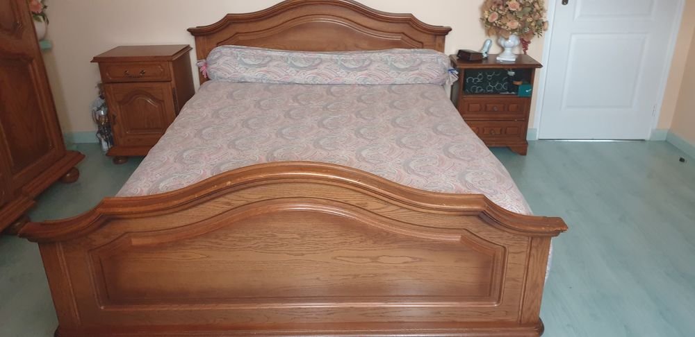 Chambre en ch&ecirc;ne compl&egrave;te. Meubles