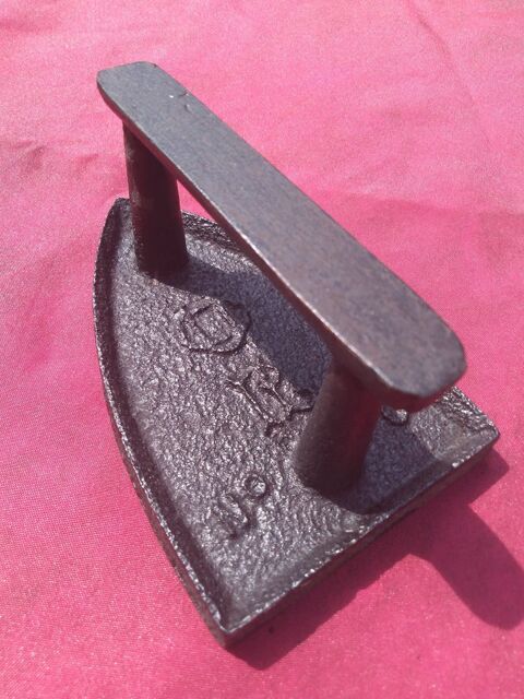 Ancien fer  repasser longueur 15 cm n6 R et ancre marine  5 Avermes (03)