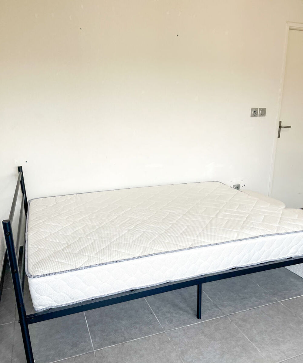 Matelas + sommier en tr&egrave;s bon &eacute;tat Meubles