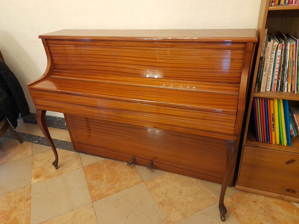 Piano droit Rippen tr&egrave;s bon &eacute;tat Instruments de musique