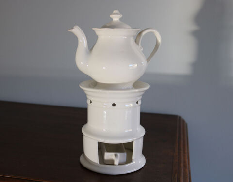 Tisanire ancienne, porcelaine blanche (Paris, Limoges ?) 20 Fillinges (74)