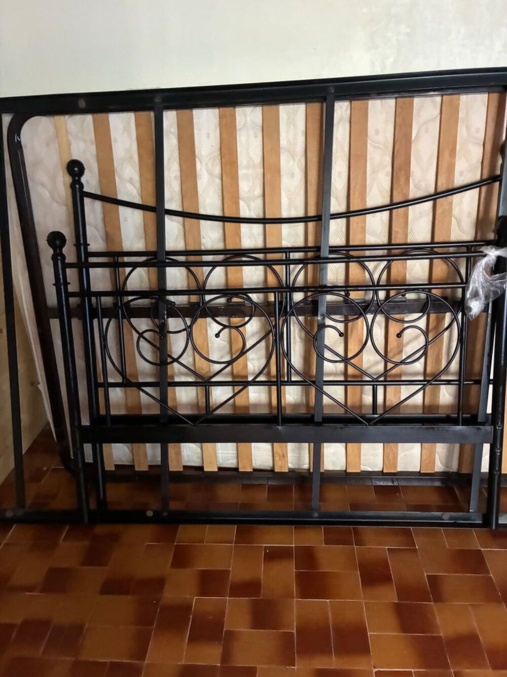 Structure de lit en m&eacute;tal noir sommier &agrave; lattes et matelas Meubles