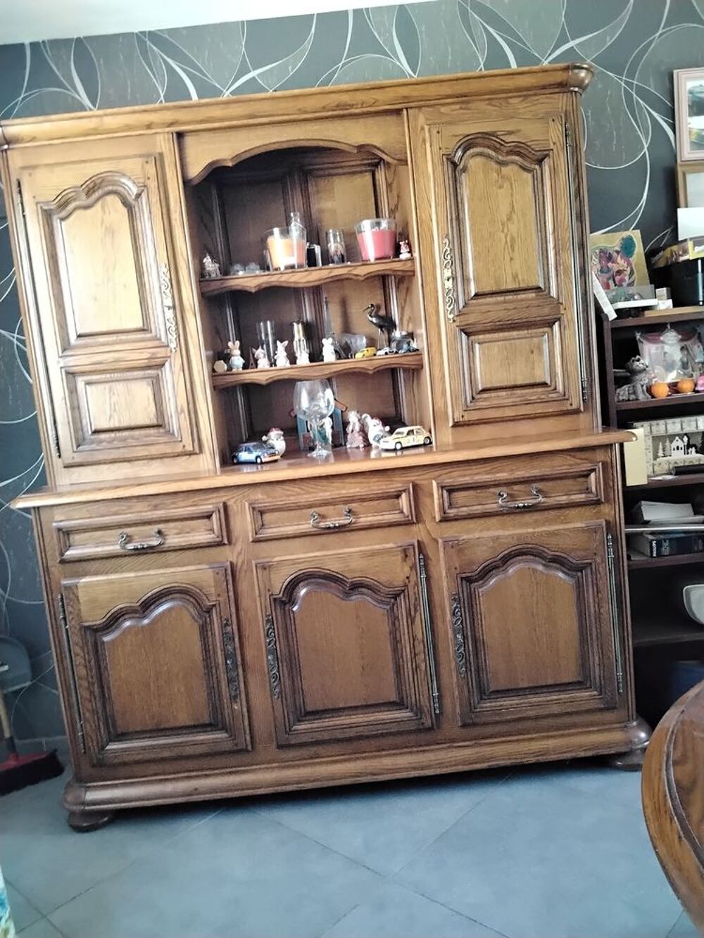 buffet massif. Meubles