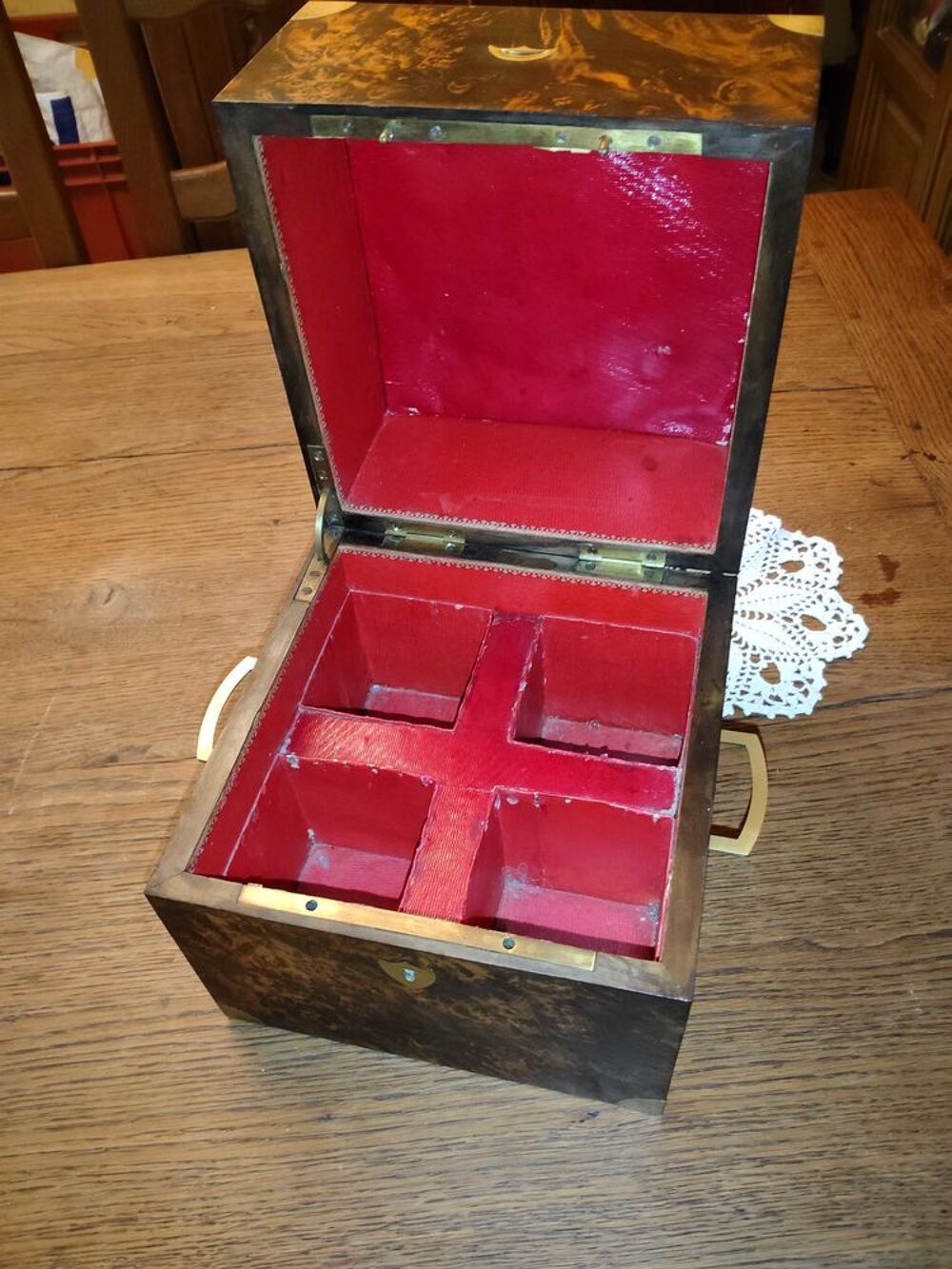 coffret &agrave; liqueur en bois de loupe poign&eacute;e et d&eacute;co en laiton &eacute;poque milieu 19 &egrave;me en bon &eacute;tat sans cl&eacute; et sans les carafes 