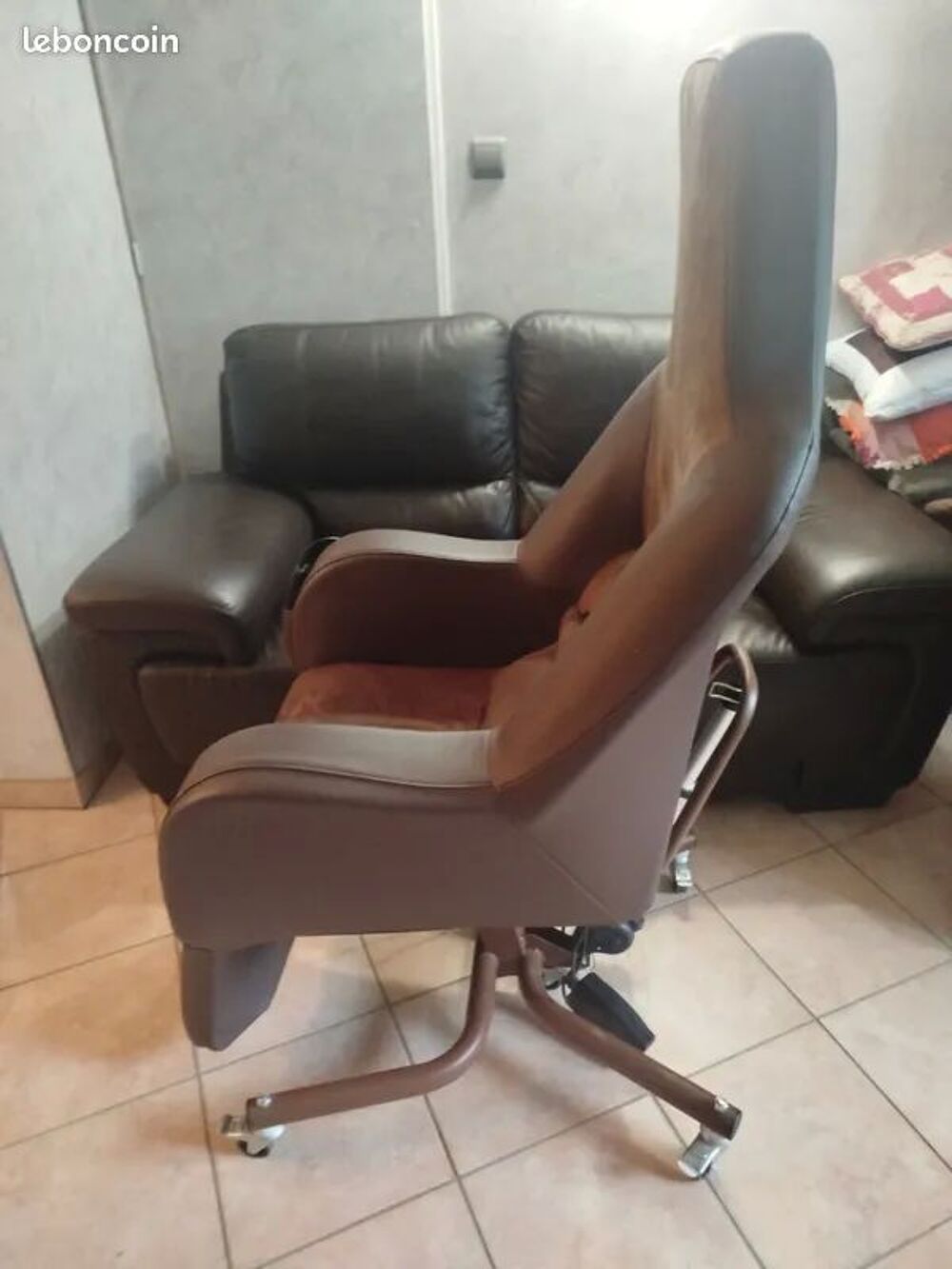 Fauteuil &eacute;lectrique marron
Meubles