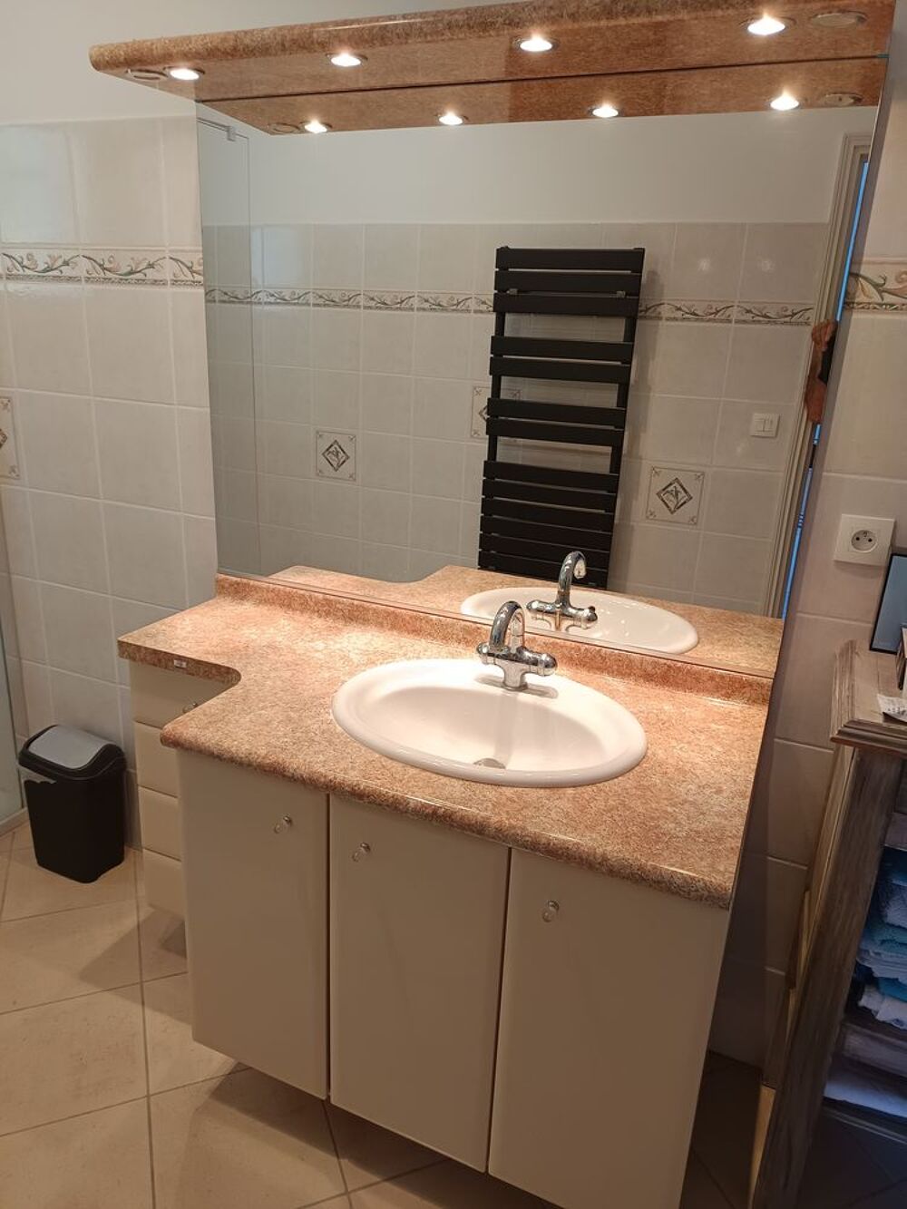 Meuble vasque avec robinet , miroir, et &eacute;clairage . Meubles