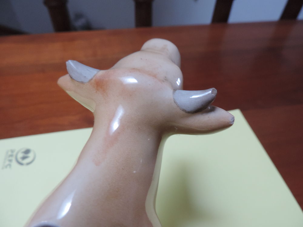 "VACHE BRETONNE" - EN PORCELAINE - ANNEE 1947/1948. D�coration