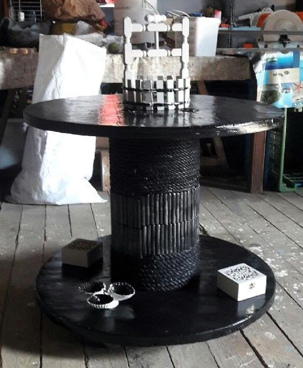 Touret noir &agrave; roulettes avec d&eacute;corations. Décoration