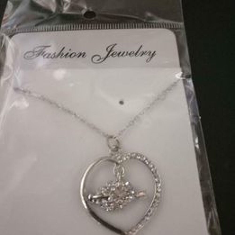 Chaine avec pendentif c?urs et fl&egrave;che Bijoux et montres
