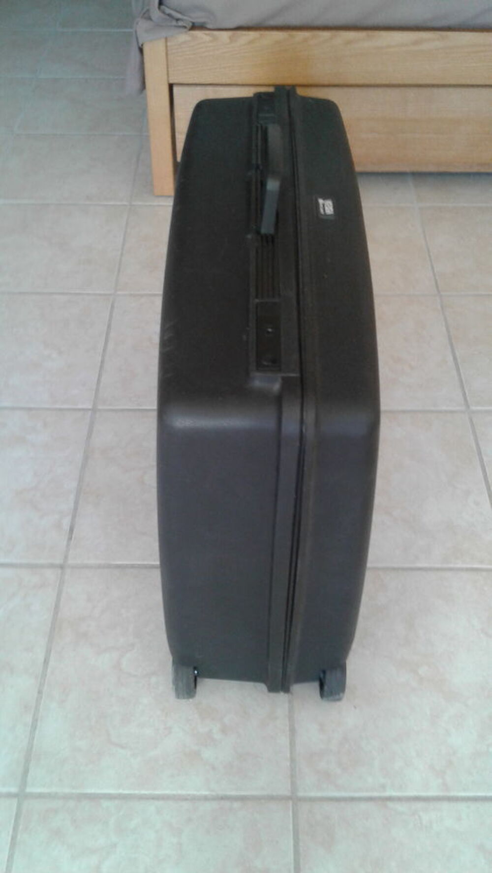 Valise DELSEY en tr&egrave;s bon &eacute;tat avec 2 roulettes et 2 poign&eacute;e Maroquinerie