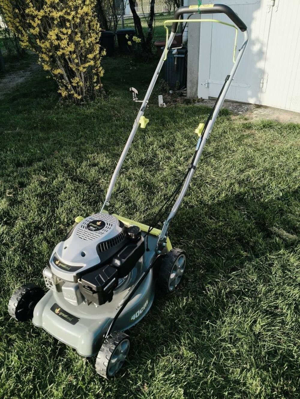 TONDEUSE &Agrave; GAZON THERMIQUE TRACT&Eacute;E
Bricolage