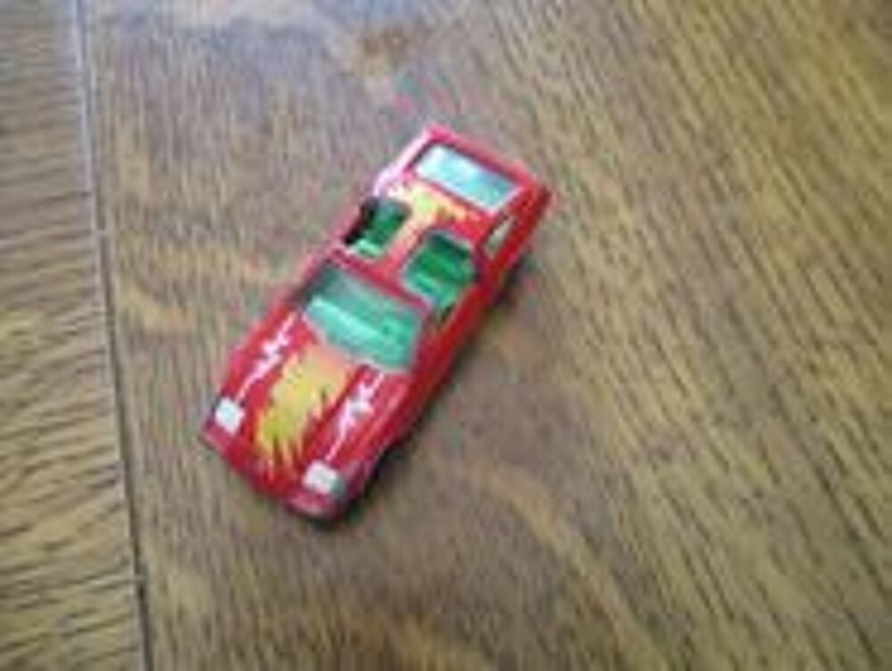 Petite voiture rouge de chez majorette
, Jeux / jouets