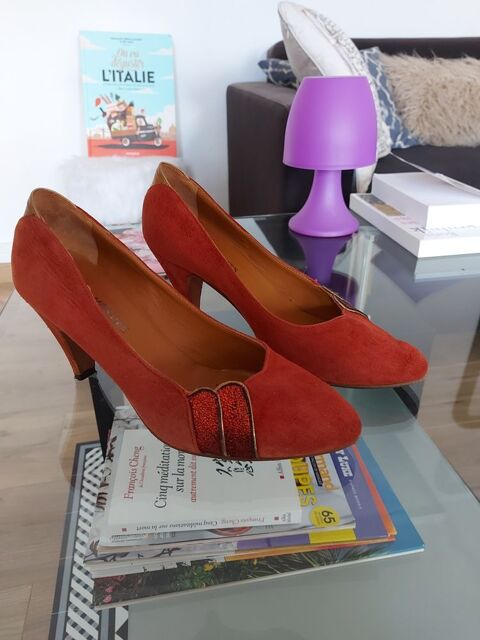 CHAUSSURES EN NUBUCK DE COULEUR ROUGE 25 Bordeaux (33)