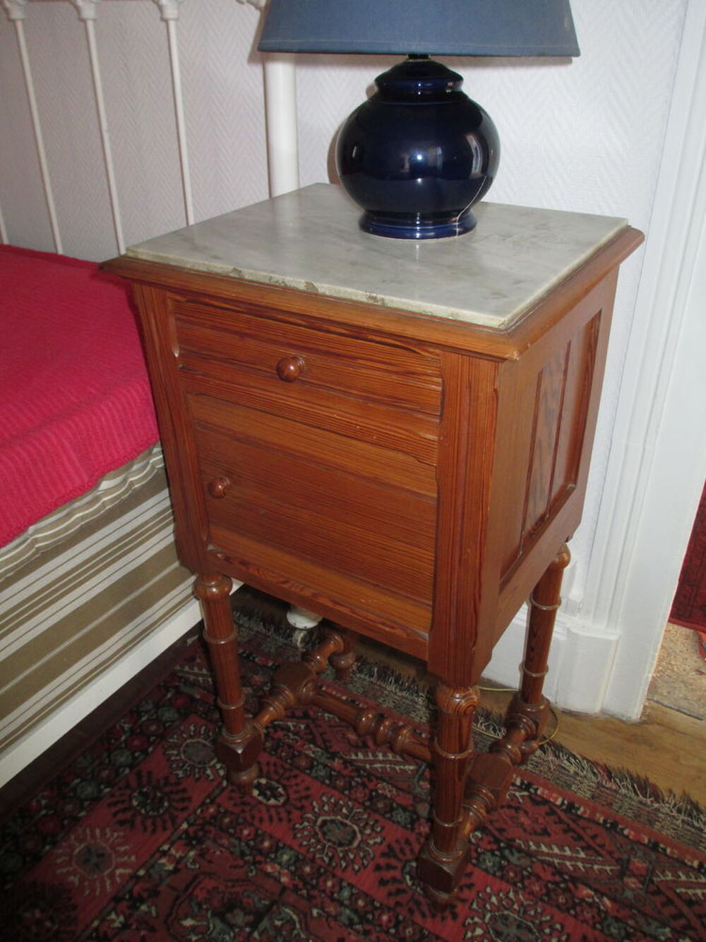 2 tables anciennes de chevet Meubles