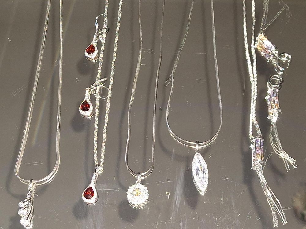 Pendentifs raffin&eacute;s et parures en pierreries Bijoux et montres