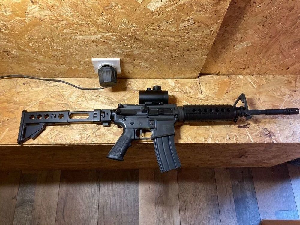 R&eacute;plique d'air soft M15A4 modifi&eacute;e et accessoires. Sports