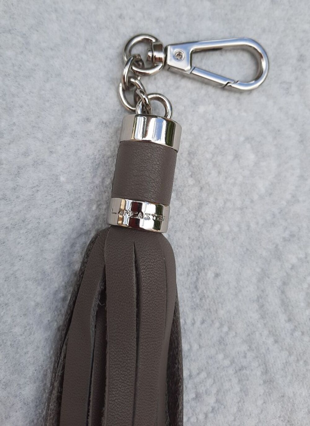 Porte clef marron taupe pompons LANCASTER &eacute;tat neuf Maroquinerie