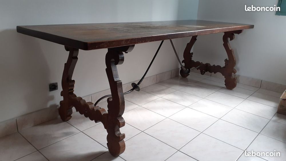 Une table en bois avec Fermeture forg&eacute; Meubles