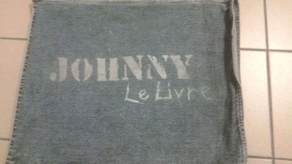 Livre fer et pochette jeans Johnny Hallyday 
CD et vinyles