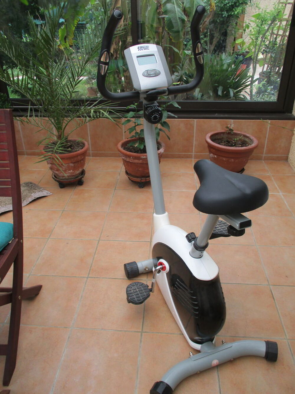 v&eacute;lo d'appartement tr&egrave;s peu utilis&eacute; Sports