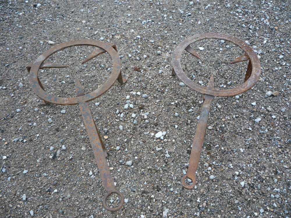 Tr&eacute;pieds fer forg&eacute;/chemin&eacute;e
diam&egrave;tre 24cm
h 15cm/19cm
longue Bricolage