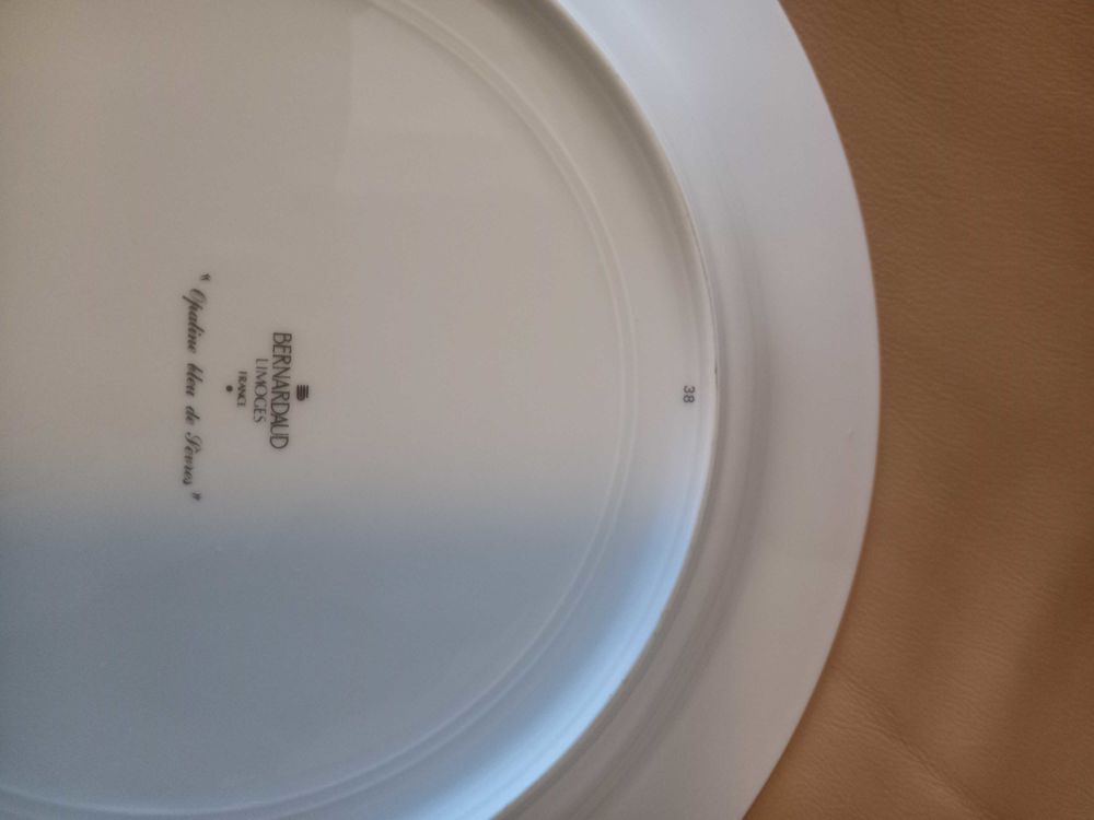 Assiettes de pr&eacute;sentation " Opaline bleu de S&egrave;vres " Décoration