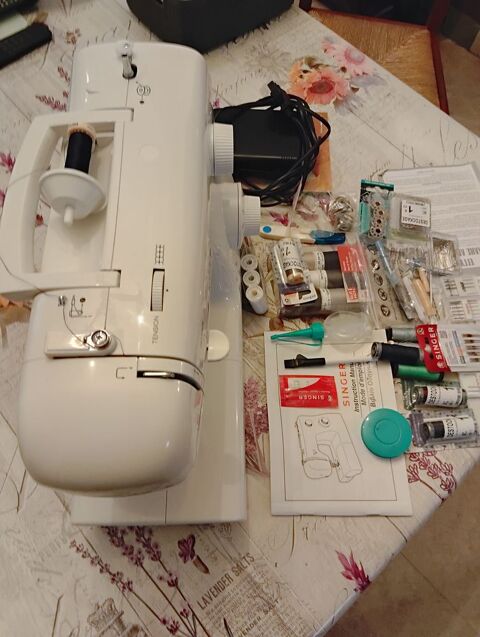 Machine a coudre , SINGER , avec acc�ssoires. 60 Luc� (28)