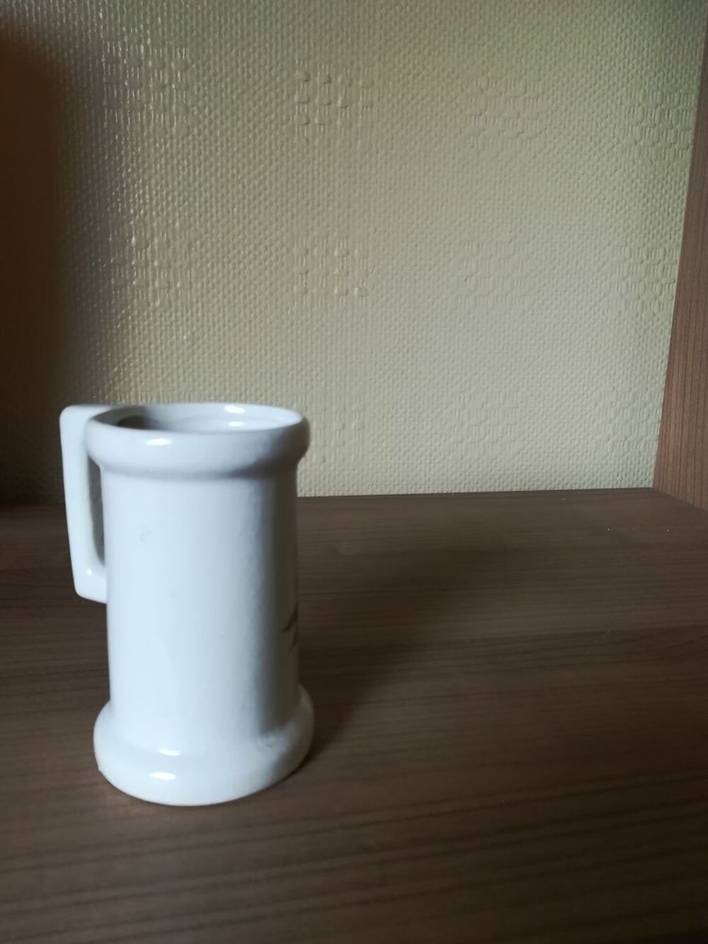 TRES PETIT VASE BLANC AVEC ANSE / D&eacute;cor 1 fleur 
Décoration