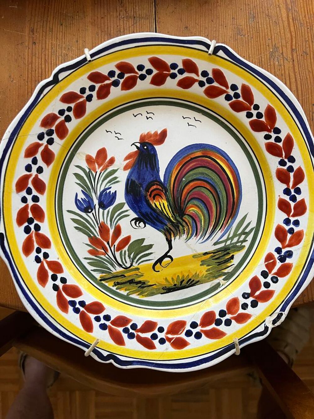 Deux belles assiettes de chez Henriot &agrave; Quimper Décoration