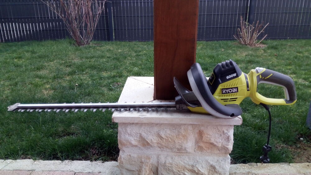 taille haie &eacute;lectrique Jardin