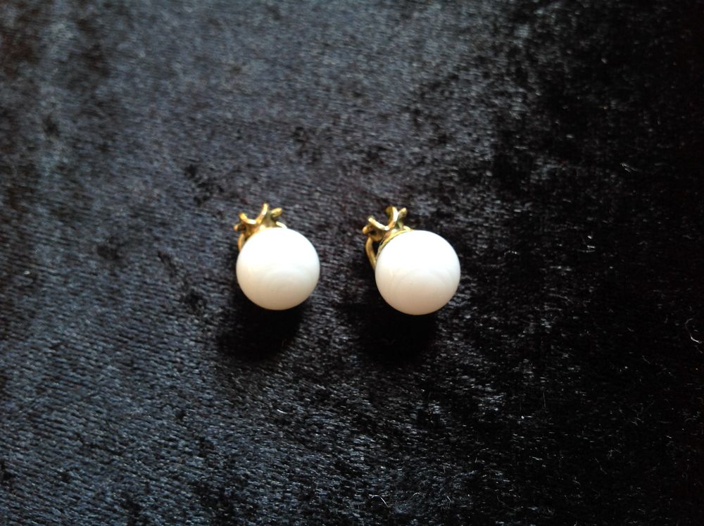 BOUCLES D'OREILLES PERLE BLANCHE EN VERRE Envoi Possible
Bijoux et montres