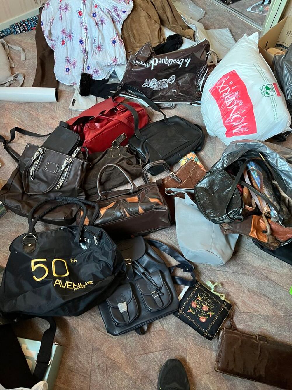 sacs de femme neufs ou &eacute;tat proche du neuf
Maroquinerie