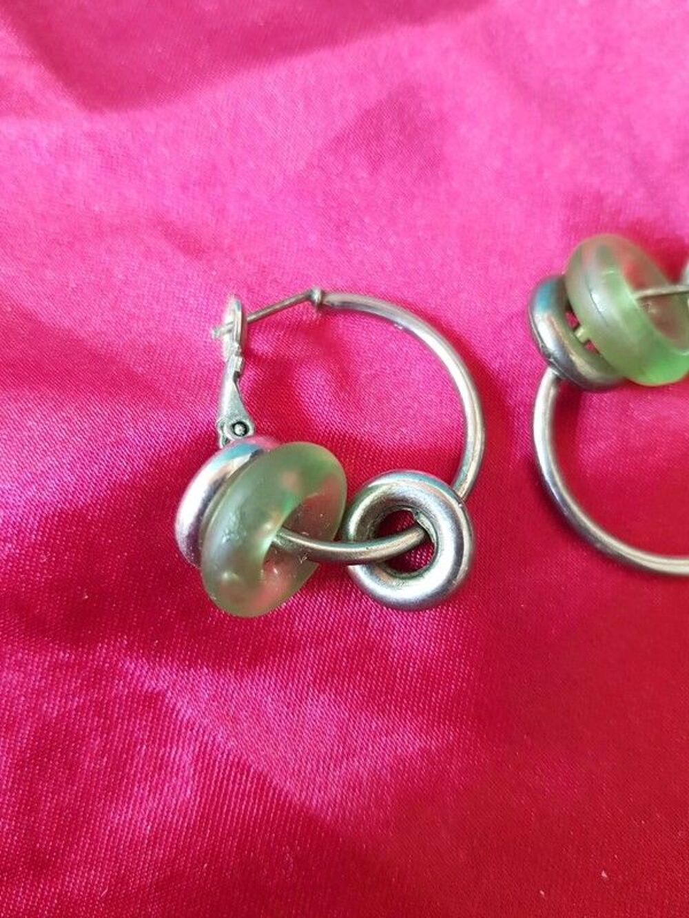 Boucle d oreilles argent&eacute;es et verte tr&egrave;s bon etat diam&egrave;tre Bijoux et montres