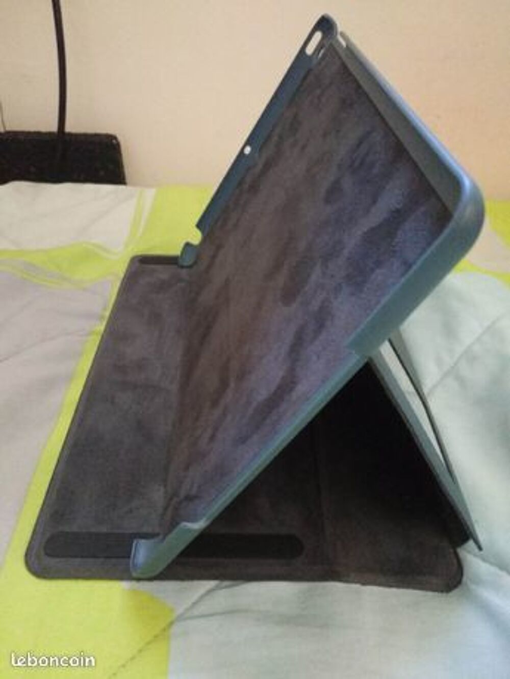 Coque Kesington Housse Tablette Samsung B1335A L24x17 Tlphones et tablettes
