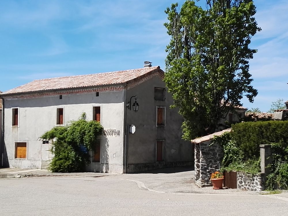 Vente Maison Ancienne Auberge pour création Gîtes dans village Ardèche Saint-gineis-en-coiron