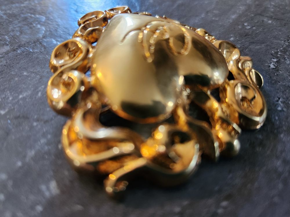 Broche coeur CL dor&eacute;e arabesque Christian LACROIX Bijoux et montres