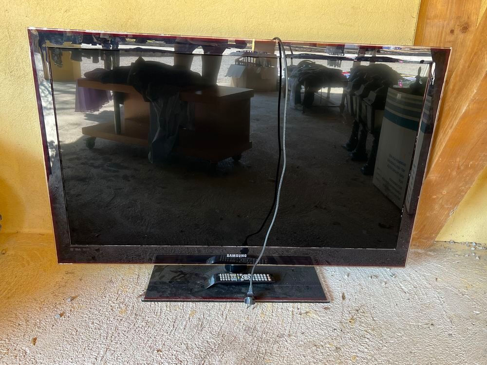 2 t&eacute;l&eacute;viseurs Samsung et Panasonic Photos/Video/TV