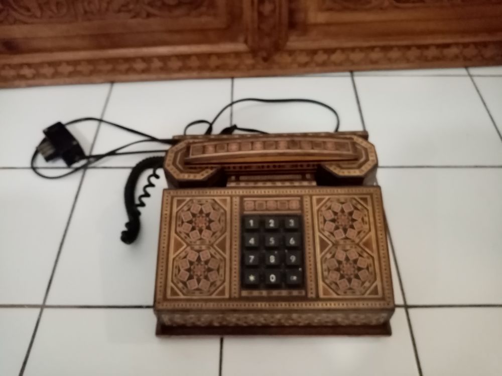 Telephone mod&egrave;le Syrien 
Maroquinerie