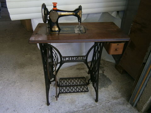 MACHINE  a  COUDRE     SINGER 50 Vertus (51)