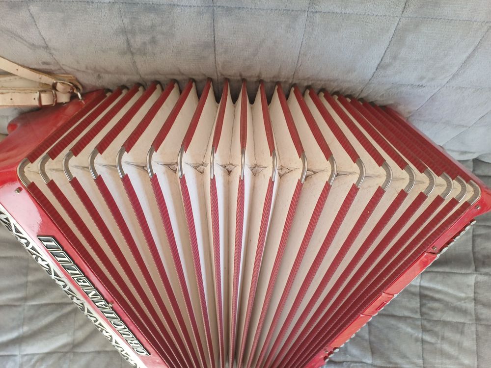 Accord&eacute;on Crucianelli 120 basses TB &eacute;tat et bien accord&eacute; Instruments de musique
