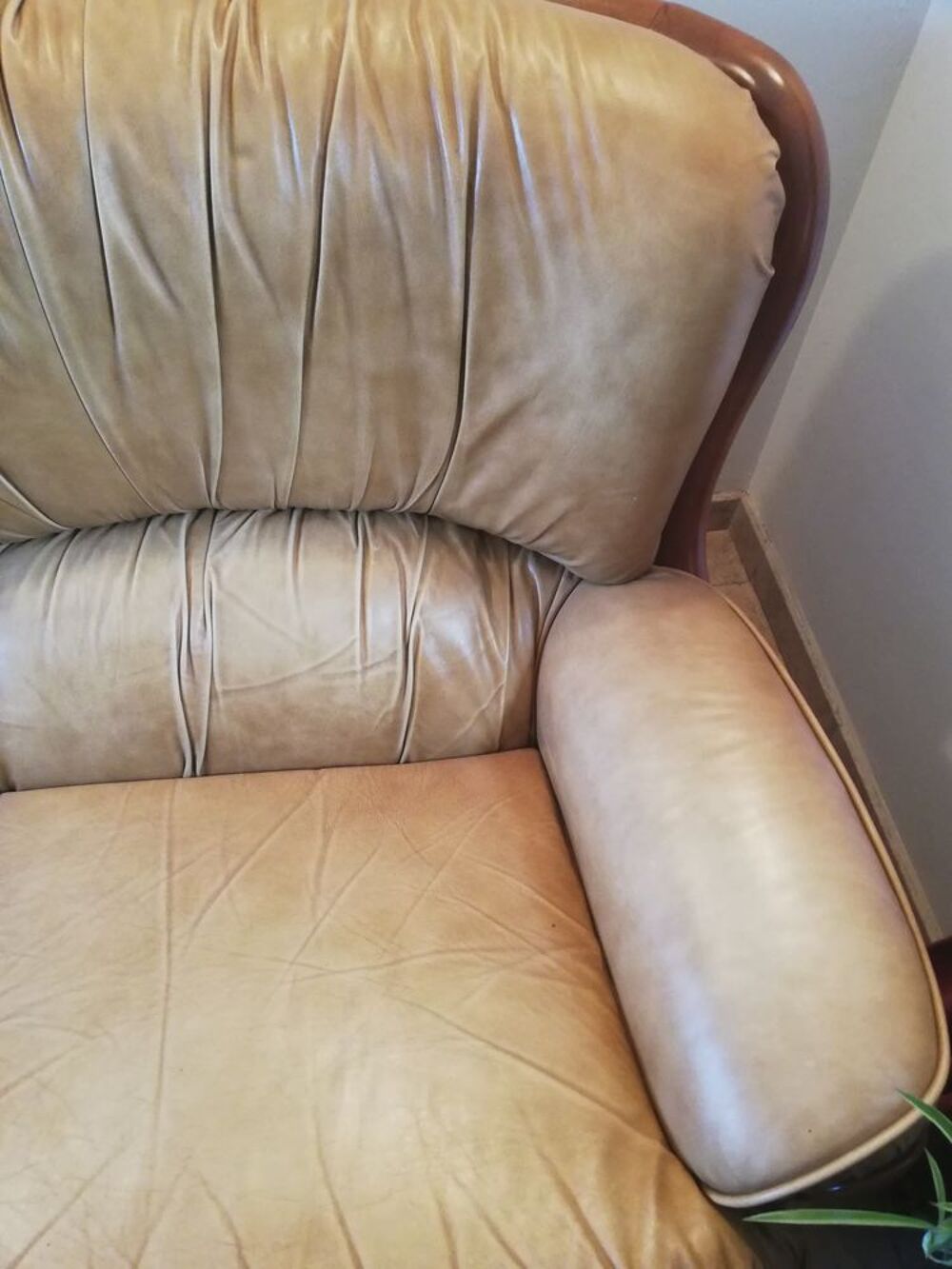 canap&eacute; en cuir beige Meubles