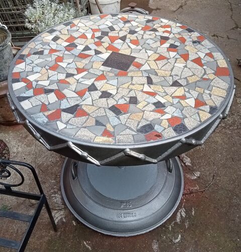 Table mosaïque en Béton et acier 250 Loire-sur-Rhône (69)