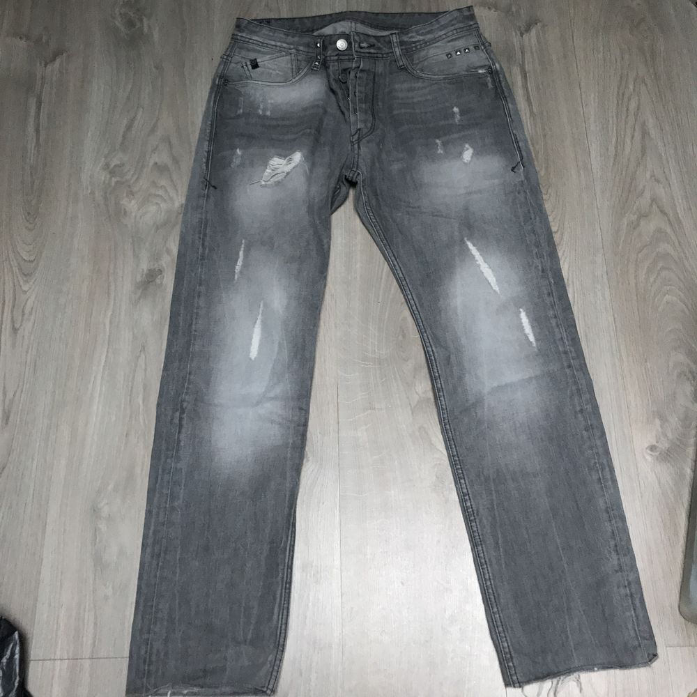 JEAN'S GRIS DELAVE T. 32 avec rivets sur coutures Vêtements