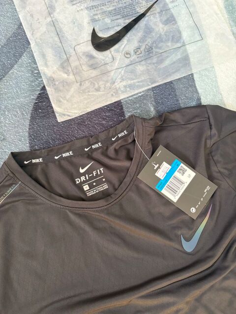 t-shirt nike / noir / taille M / neuf avec étiquette 30 Troyes (10)