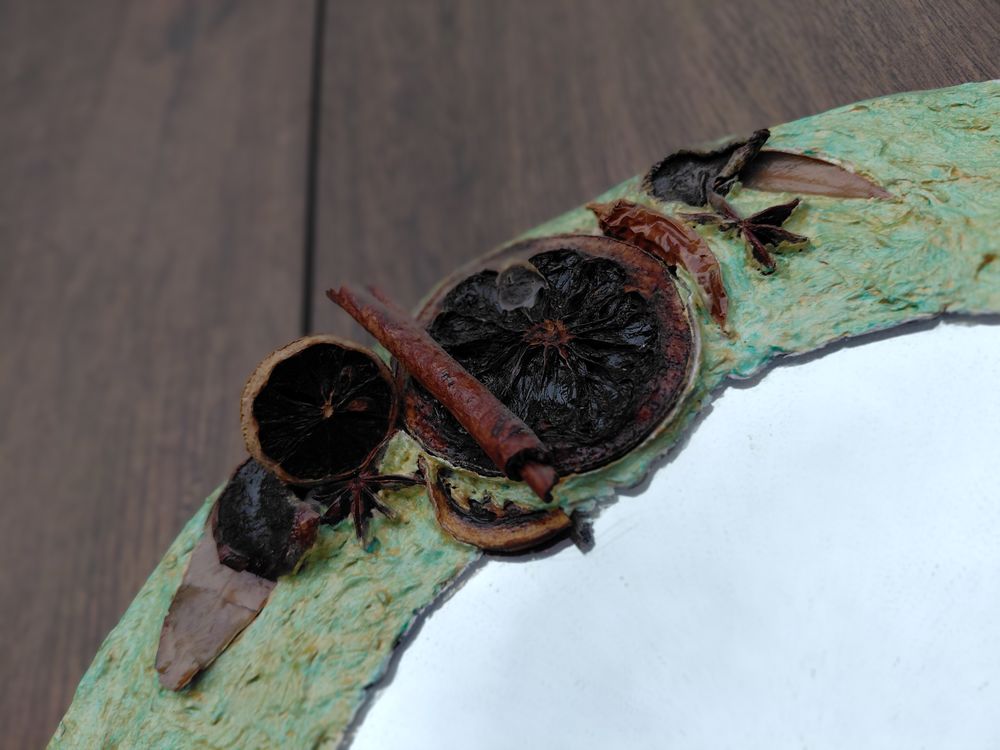 Miroir diam&egrave;tre 45,5 avec liseret vert. Décoration