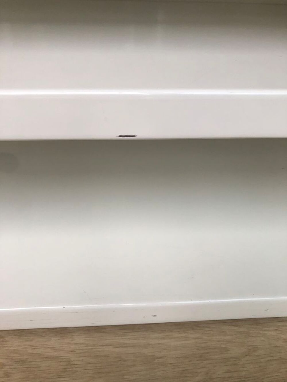 Meuble laqu&eacute; blanc ovale Meubles