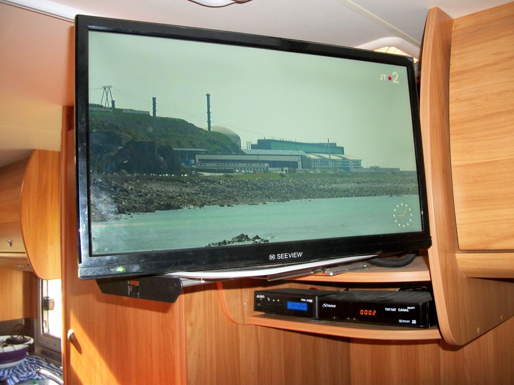 Ensemble T&eacute;l&eacute; Antenne pour camping car Photos/Video/TV